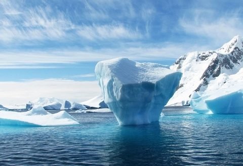 This image has an empty alt attribute; its file name is iceberg-antarctica.jpg